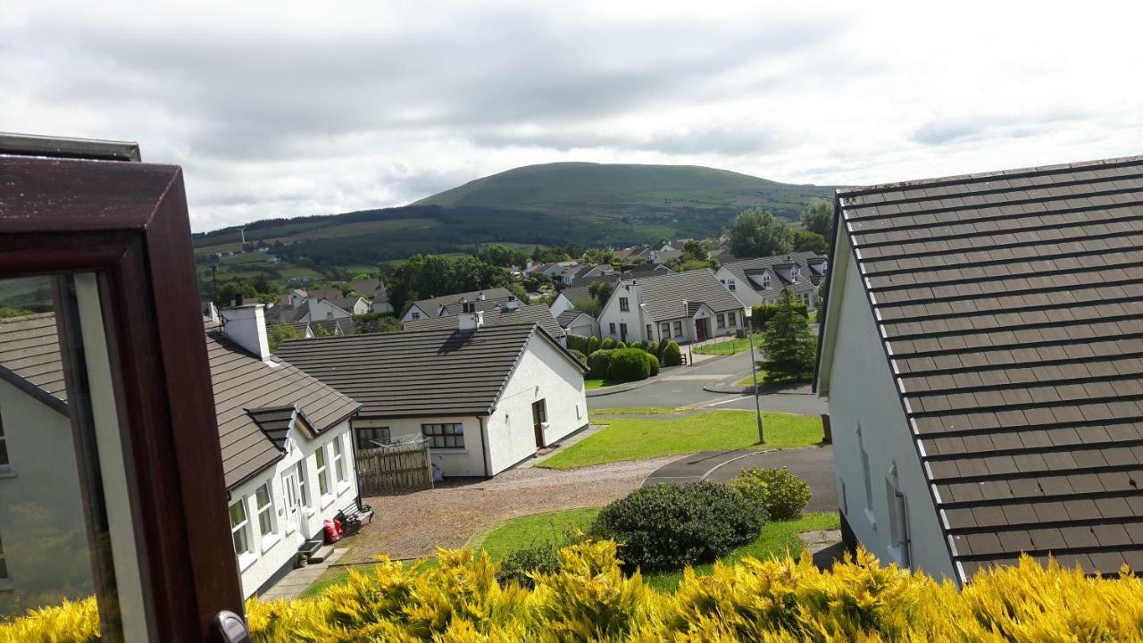 J And J Guest House Ballycastle Eksteriør billede